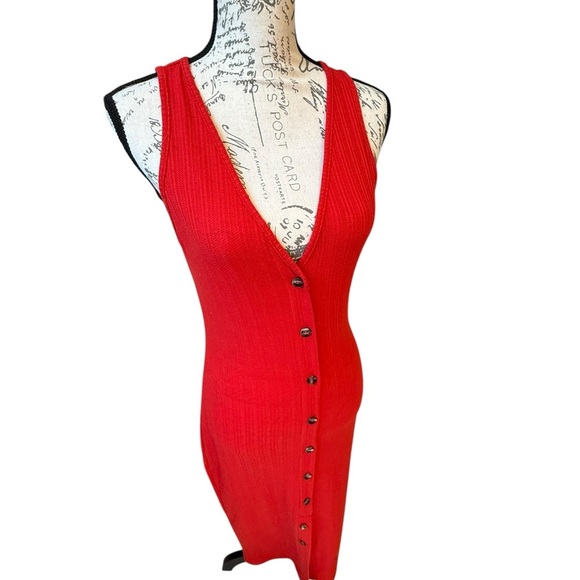 Textured and Fitted Red Button-Down Dress - Picture 2 of 7